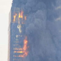 长沙电信大楼起火火光冲天 明火已被扑灭