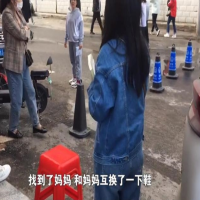 考生因增高鞋含铁无法进考场 与妈妈换鞋解决：好心人纷纷安抚